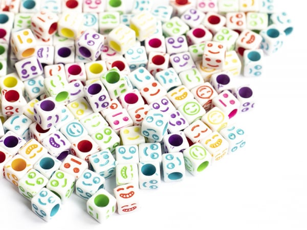 Acheter 50 perles en plastique - emoji cubes sourire - multicolores - 6 mm - 0,99 € en ligne sur La Petite Epicerie - Loisirs...