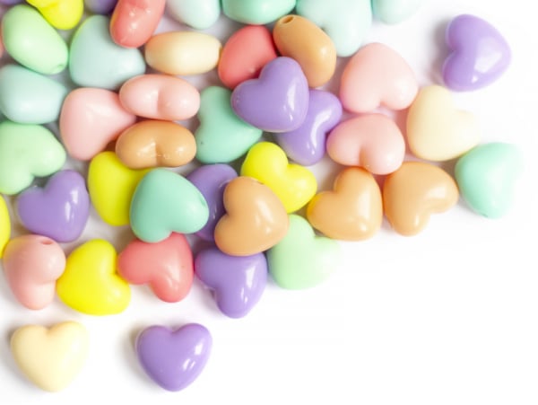 Acheter 50 grosses perles en plastique - cœurs couleur pastel - 15x17 mm - 4,49 € en ligne sur La Petite Epicerie - Loisirs c...
