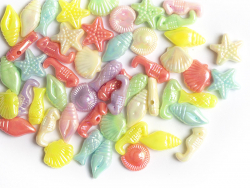 Acheter 50 perles en plastique - thème mer - couleurs nacrées - 1,19 € en ligne sur La Petite Epicerie - Loisirs créatifs