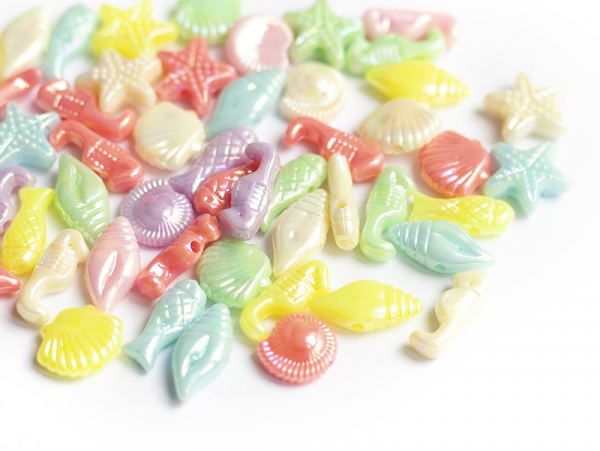 Acheter 50 perles en plastique - thème mer - couleurs nacrées - 1,19 € en ligne sur La Petite Epicerie - Loisirs créatifs