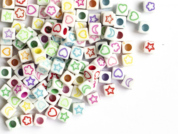 Acheter 50 perles cubes en plastique - symboles multicolores sur fond blanc - 6 mm - 0,99 € en ligne sur La Petite Epicerie -...