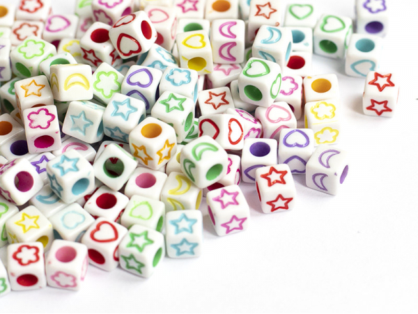 Acheter 50 perles cubes en plastique - symboles multicolores sur fond blanc - 6 mm - 0,99 € en ligne sur La Petite Epicerie -...