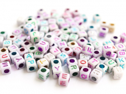 Acheter 200 perles cubes en plastique - lettre alphabet métallisées - 6 mm - 2,99 € en ligne sur La Petite Epicerie - Loisirs...