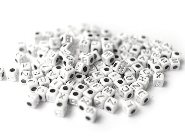Acheter 200 mini perles carrées - cubes en plastique - lettres alphabet - blanc et argenté - 4,5 mm - 3,99 € en ligne sur La ...