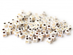 Acheter 200 mini perles carrées - cubes en plastique - lettres alphabet - blanc et doré - 4,5 mm - 3,99 € en ligne sur La Pet...