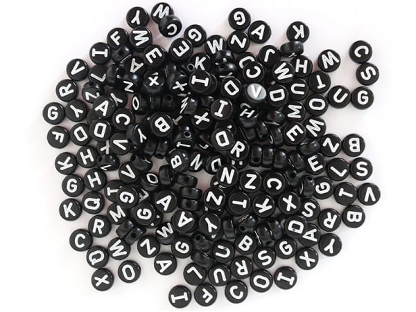Acheter 200 grosses perles rondes en plastique - lettres alphabet - noir et blanc - 9,5 mm - 7,99 € en ligne sur La Petite Ep...