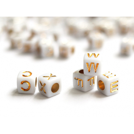 Acheter 200 perles carrées - cubes en plastique - lettres alphabet - doré et blanc - 6 mm - 2,99 € en ligne sur La Petite Epi...