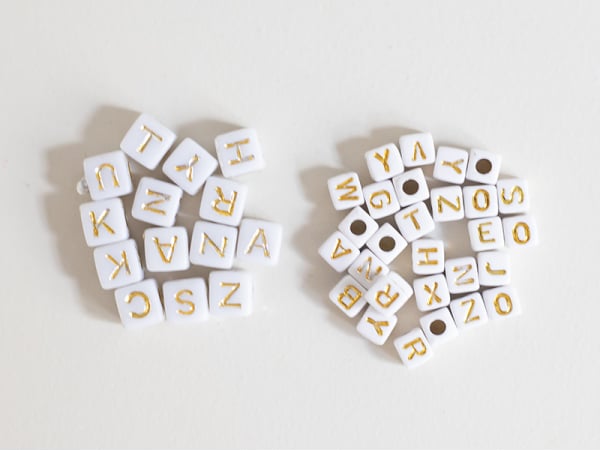 Acheter 200 mini perles carrées - cubes en plastique - lettres alphabet - blanc et doré - 4,5 mm - 3,99 € en ligne sur La Pet...