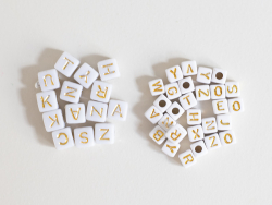 Acheter 200 perles carrées - cubes en plastique - lettres alphabet - doré et blanc - 6 mm - 2,99 € en ligne sur La Petite Epi...