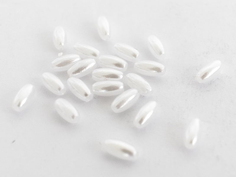 Acheter 20 perles en plastique imitation perles de culture - forme grain de riz - 8 x 4 mm - 0,99 € en ligne sur La Petite Ep...