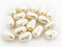Acheter 20 perles en plastique imitation perles de culture - forme irrégulière - 15 x 11 mm - 1,89 € en ligne sur La Petite E...