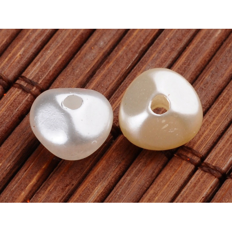 Acheter 20 perles en plastique imitation perles de culture - forme irrégulière - 8 x 6 mm - 0,99 € en ligne sur La Petite Epi...