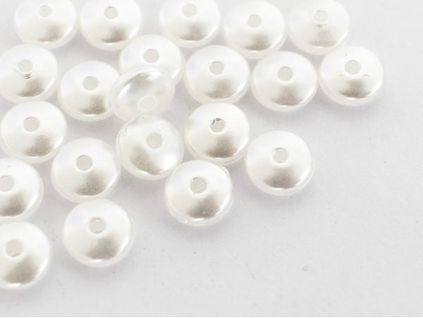 Acheter 20 perles en plastique imitation perles de culture - forme soucoupe - 8 x 3,5 mm - 0,99 € en ligne sur La Petite Epic...
