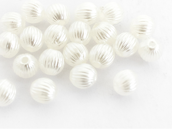 Acheter 20 perles en plastique imitation perles de culture - rond strié - 6 mm - 0,99 € en ligne sur La Petite Epicerie - Loi...