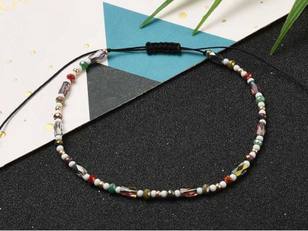 Acheter Bracelet fin en perles de verre - multicolore - taille ajustable - 6,99 € en ligne sur La Petite Epicerie - Loisirs c...