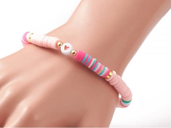 Acheter Bracelet en perles heishi avec petit cœur - tons de rose - 6,99 € en ligne sur La Petite Epicerie - Loisirs créatifs