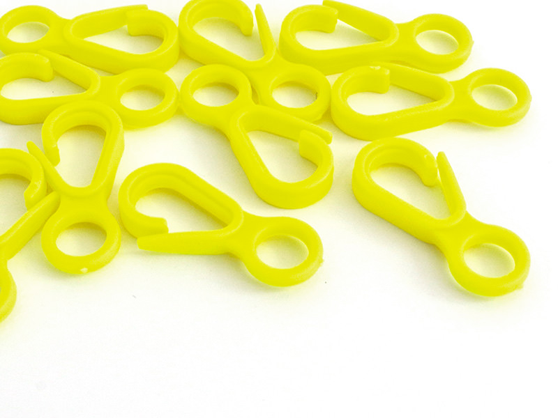 10 fermoirs mousquetons / porte clés en plastique - jaune - 33 mm