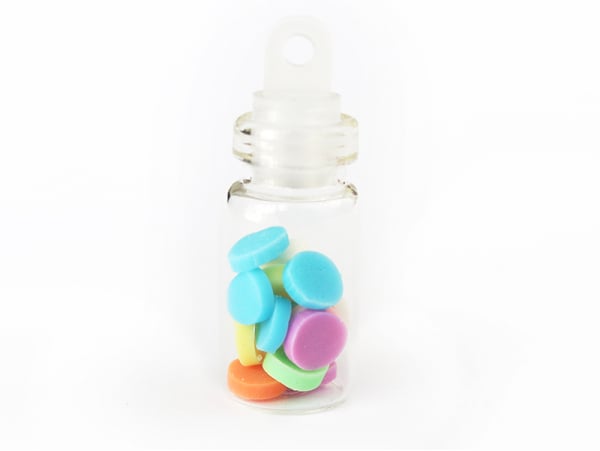 Acheter Pendentif fiole en verre - rempli de tranches en forme de confettis ronds - 0,99 € en ligne sur La Petite Epicerie - ...