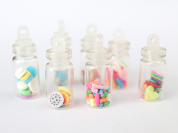 Acheter Pendentif fiole en verre - rempli de tranches en forme de confettis ronds - 0,99 € en ligne sur La Petite Epicerie - ...