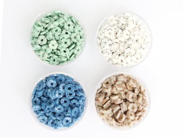 Acheter Boite de perles rondelles heishi 6 mm - bleu nature imitation pierre - 2,59 € en ligne sur La Petite Epicerie - Loisi...