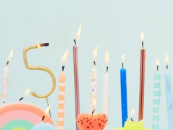 Acheter 16 grandes bougies d'anniversaire multicolore arc-en-ciel - 10,99 € en ligne sur La Petite Epicerie - Loisirs créatifs