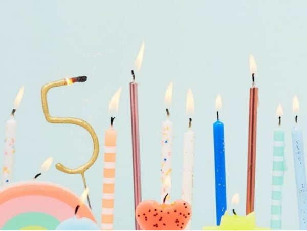 Acheter 24 grandes bougies d'anniversaire muticolore candy - 10,99 € en ligne sur La Petite Epicerie - Loisirs créatifs