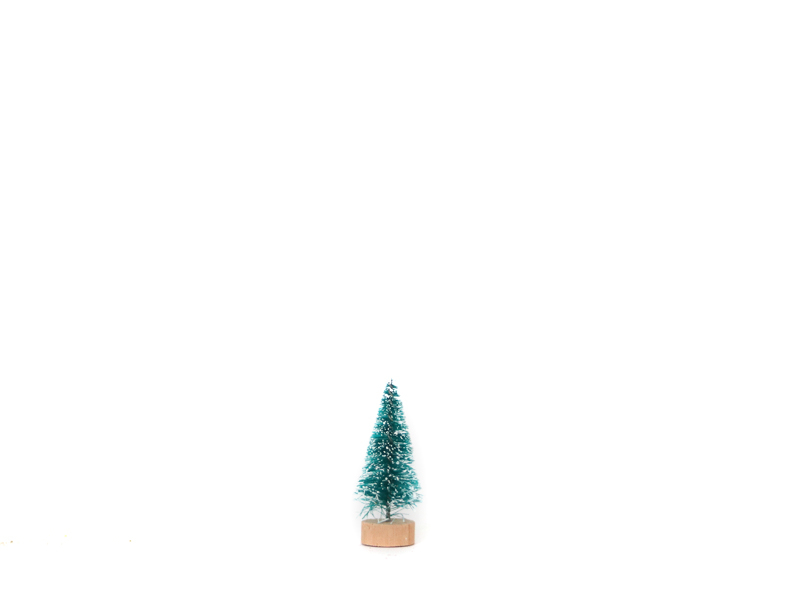 Acheter Mini sapin de Noël vert enneigé - 5 cm - 0,49 € en ligne sur La Petite Epicerie - Loisirs créatifs