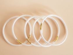 Acheter Bracelet jonc bouddhiste fantaisie à l'unité - blanc - paillettes fines - 1,99 € en ligne sur La Petite Epicerie - Lo...