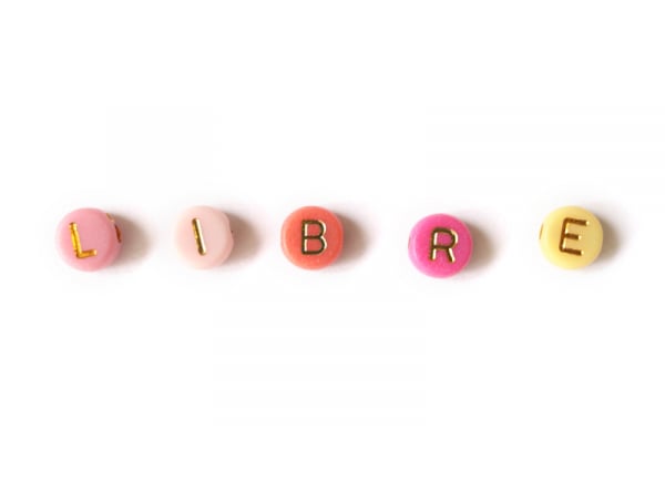 Acheter Lot de 200 perles rondes colorées lettres alphabet - doré - 3,99 € en ligne sur La Petite Epicerie - Loisirs créatifs