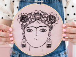 Acheter Kit de broderie - Frida Kahlo - Cotton Clara x Jane Foster - 28,99 € en ligne sur La Petite Epicerie - Loisirs créatifs