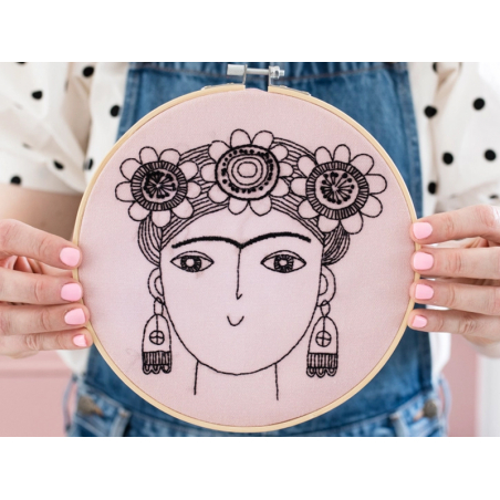 Acheter Kit de broderie - Frida Kahlo - Cotton Clara x Jane Foster - 28,99 € en ligne sur La Petite Epicerie - Loisirs créatifs