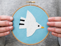 Acheter Kit de broderie - Oiseau blanc - Cotton Clara - 23,99 € en ligne sur La Petite Epicerie - Loisirs créatifs