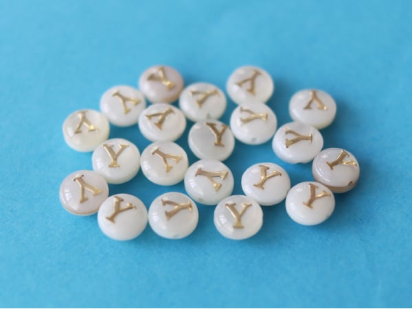 Acheter Perle coquillage naturel et laiton doré - Lettre Y - 0,79 € en ligne sur La Petite Epicerie - Loisirs créatifs