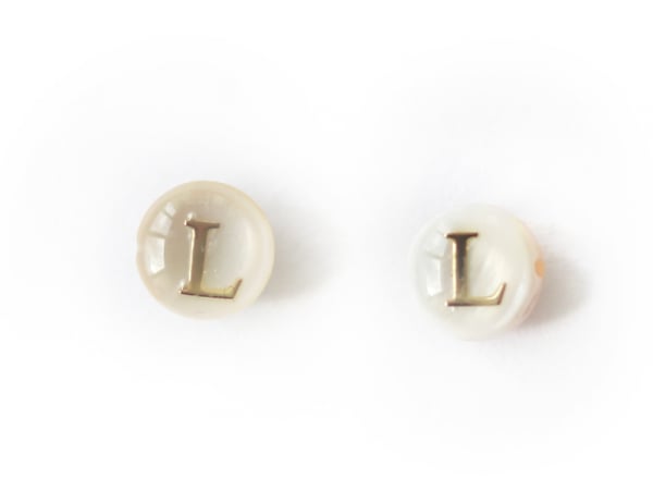 Acheter Perle coquillage naturel et laiton doré - Lettre L - 0,79 € en ligne sur La Petite Epicerie - Loisirs créatifs