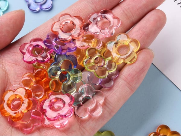 Créez des bijoux avec 20 perles transparentes fleurs multicolore