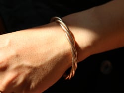 Acheter Bracelet bouddhiste torsadé - L - Champagne - 18,99 € en ligne sur La Petite Epicerie - Loisirs créatifs