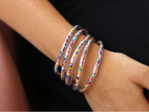 Acheter Bracelet jonc bouddhiste fantaisie à l'unité - Perles de rocailles multicolores - 1,99 € en ligne sur La Petite Epice...