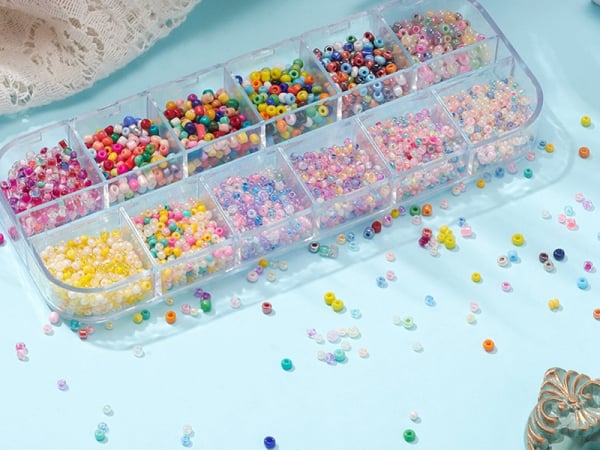 Acheter Boite d'assortiment de perles de rocaille - 12 compartiments multicolores - 11,19 € en ligne sur La Petite Epicerie -...