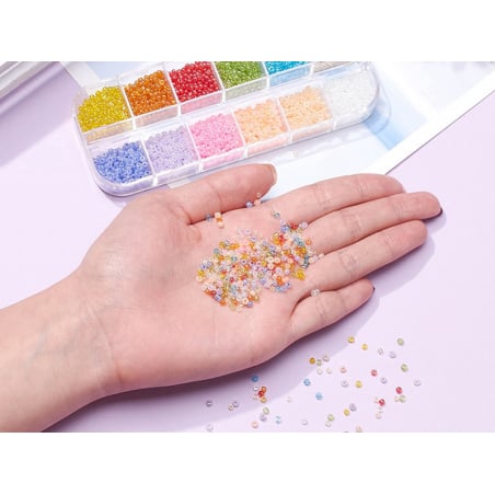 Acheter Boite d'assortiment de perles de rocaille - 12 couleurs - 8,49 € en ligne sur La Petite Epicerie - Loisirs créatifs
