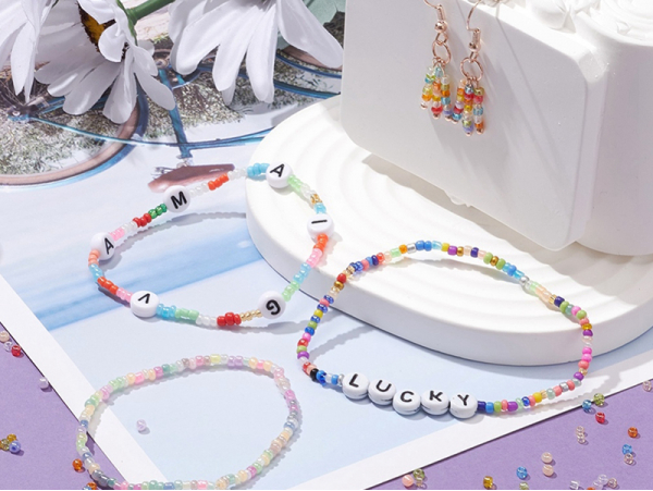 Acheter Boite d'assortiment de perles de rocaille - 12 couleurs - 8,49 € en ligne sur La Petite Epicerie - Loisirs créatifs