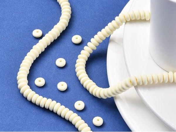 Acheter Boite de perles heishi épaisses 6 mm - Jaune paille - 3,49 € en ligne sur La Petite Epicerie - Loisirs créatifs