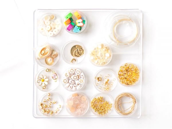 Acheter Boite d'assortiment d'apprêts dorés et perles - 39,99 € en ligne sur La Petite Epicerie - Loisirs créatifs