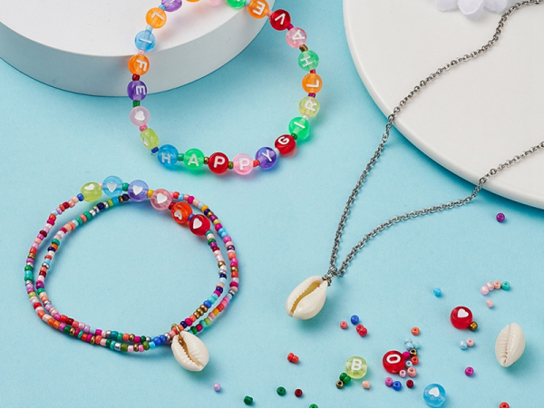Acheter Boite coeur mix de perles de rocailles et perles lettres - 6,79 € en ligne sur La Petite Epicerie - Loisirs créatifs