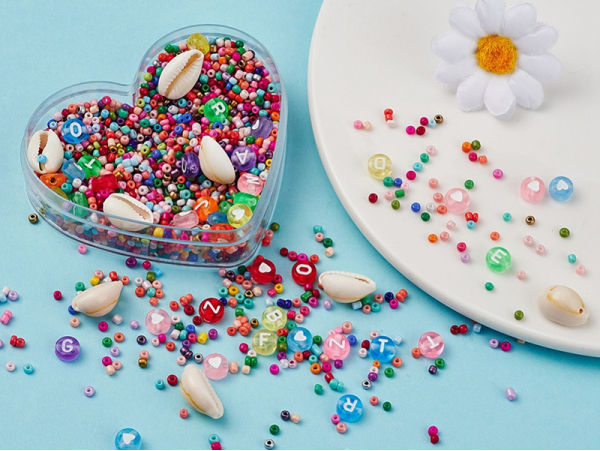 Acheter Boite coeur mix de perles de rocailles et perles lettres - 6,79 € en ligne sur La Petite Epicerie - Loisirs créatifs