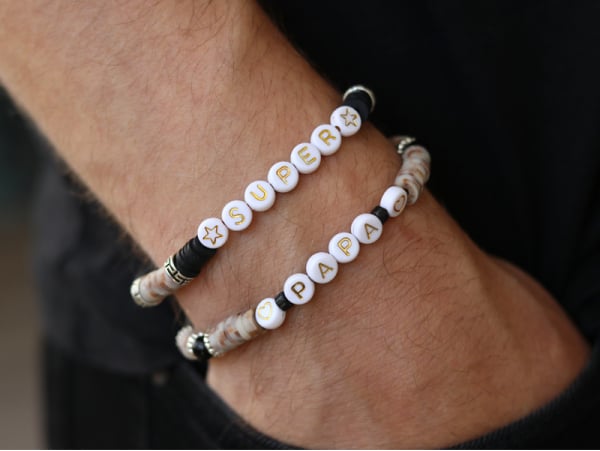 Créez des bracelets personnalisés avec ces perles lettres Papa !