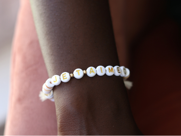 Créez des bracelets personnalisés avec ces perles lettres Je t'aime