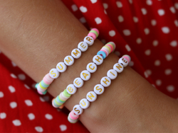 Acheter Perles lettres 3 mots pour bracelet à personnaliser - Summer, Beach et Sunshine - 3,49 € en ligne sur La Petite Epice...
