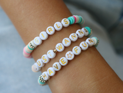 Acheter Perles lettres 3 mots pour bracelet à personnaliser - Girls, Just Wanna et Have Fun - 2,99 € en ligne sur La Petite E...