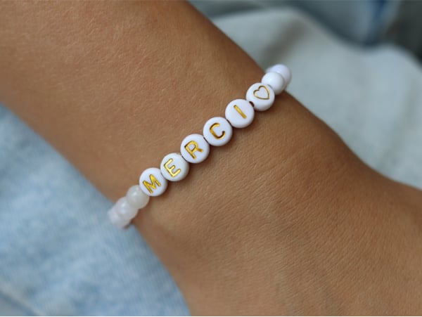 Créez des bracelets personnalisés avec ces perles lettres Merci