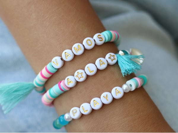 Créez des bijoux avec ces perles lettres Vamos, A la et Playa !